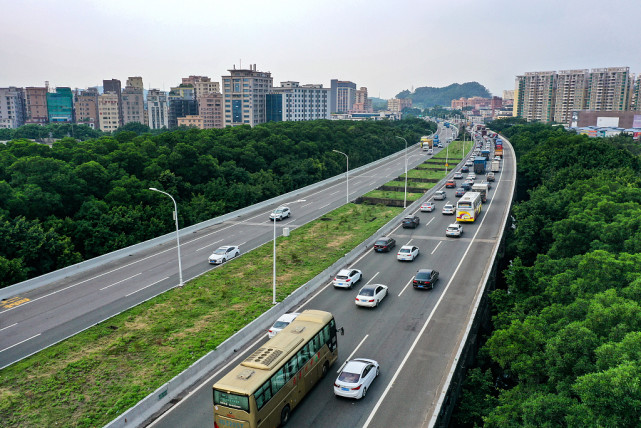 广东东莞:国庆假期开启 高速路迎车流出行高峰|广东东莞