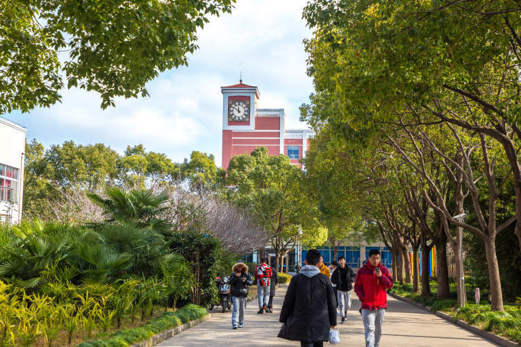 高职生不甘平庸终圆留学梦,上海交通职业技术学院两名毕业生升入英国