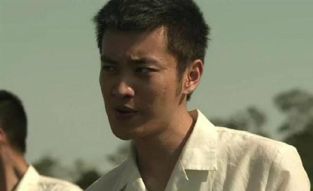 那么后两部他已经是不折不扣的真正的黑社会大哥了,死要面子,心狠手辣