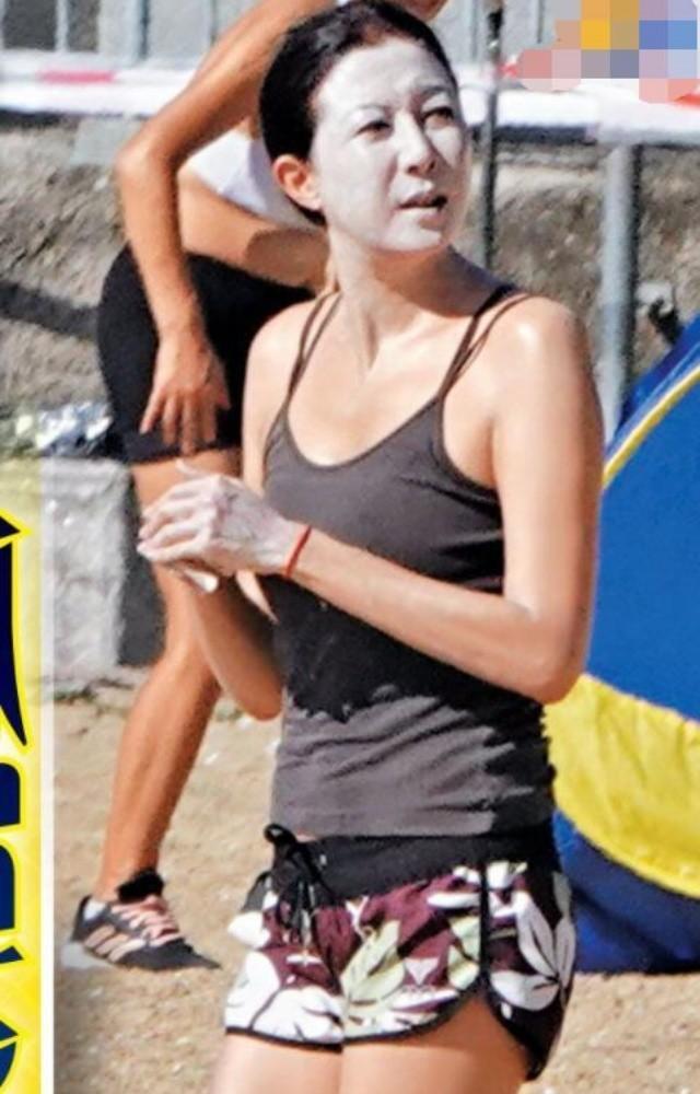 吴绮莉|吴绮莉做足防晒享日光浴，身材得宜亚姐风采依旧，47岁形单影只