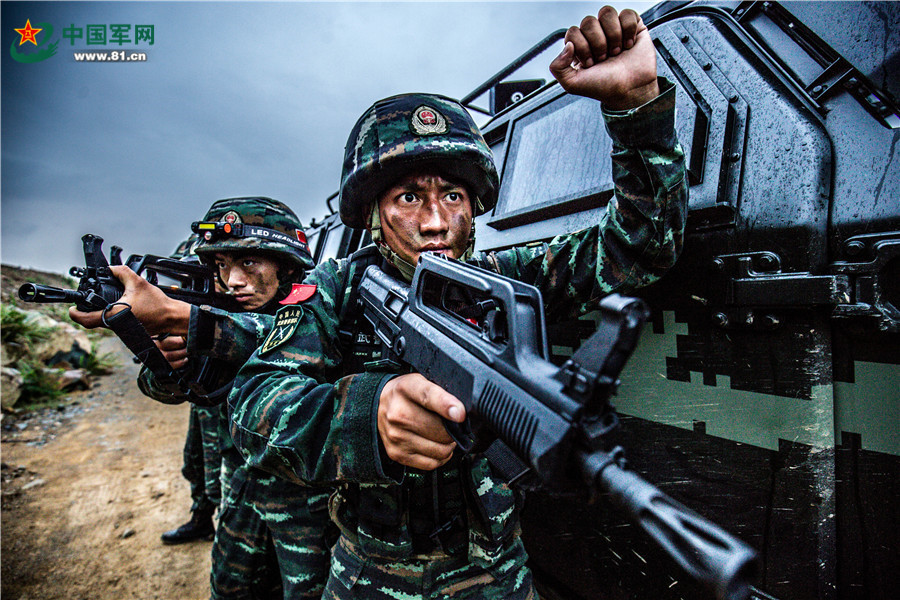 超燃看特战队员突破极限沙场砺精兵