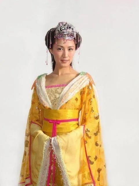 鲍莉|鲍莉妈妈：两个女儿颜值不高嫁陆毅郭京飞，曾不满意郭京飞做女婿