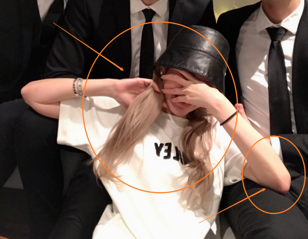 周扬青|周扬青晒库存照，背靠三个外国帅哥身上合影，捂脸仍看出害羞表情