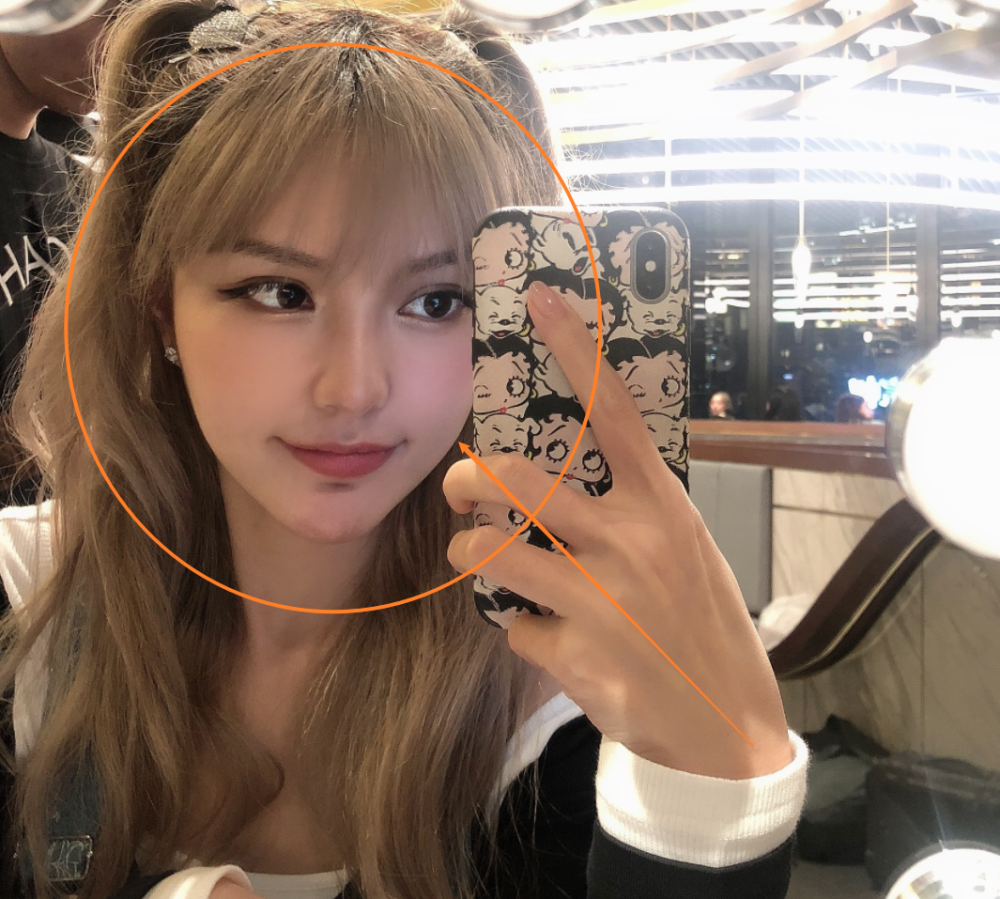 周扬青|周扬青晒库存照，背靠三个外国帅哥身上合影，捂脸仍看出害羞表情