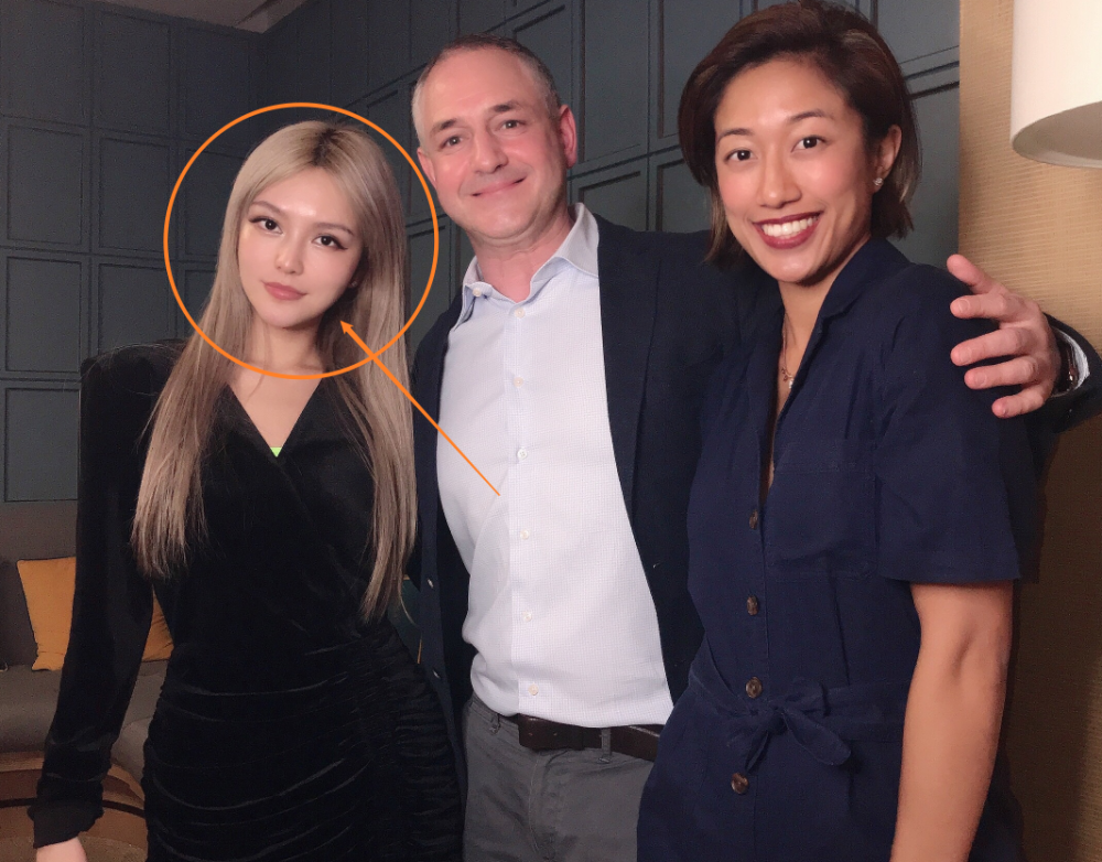 周扬青|周扬青晒库存照，背靠三个外国帅哥身上合影，捂脸仍看出害羞表情