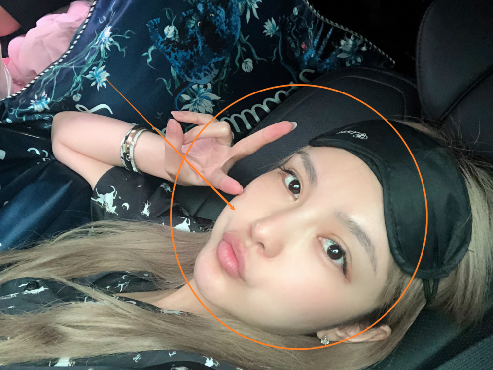 周扬青|周扬青晒库存照，背靠三个外国帅哥身上合影，捂脸仍看出害羞表情