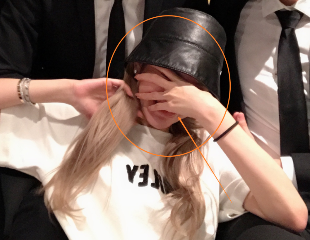 周扬青|周扬青晒库存照，背靠三个外国帅哥身上合影，捂脸仍看出害羞表情