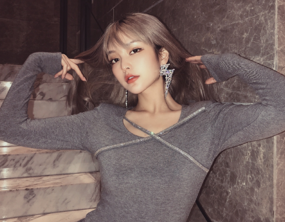 周扬青|周扬青晒库存照，背靠三个外国帅哥身上合影，捂脸仍看出害羞表情