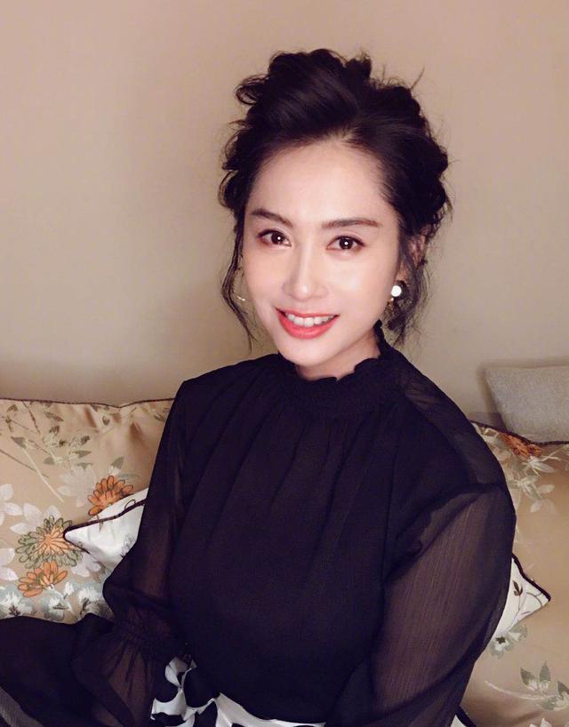 朱茵|朱茵7岁女儿长大啦！小眼睛长相受争议，被指完美避开妈妈基因