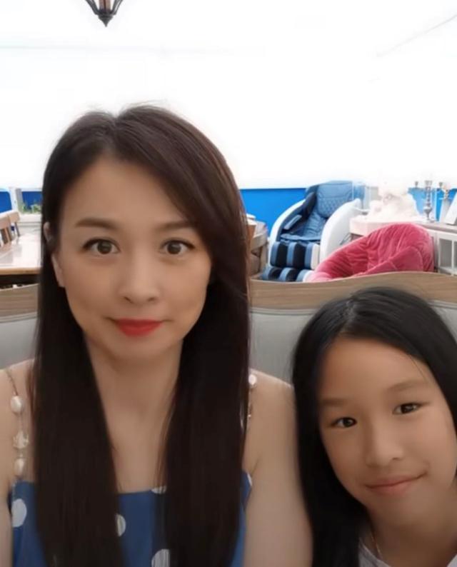 朱茵|朱茵7岁女儿长大啦！小眼睛长相受争议，被指完美避开妈妈基因