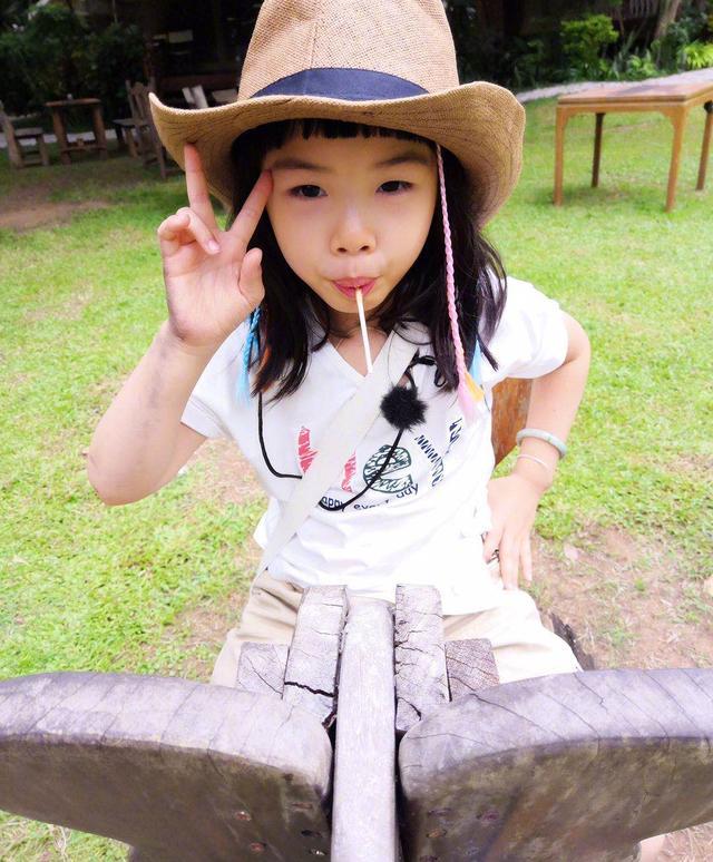 朱茵|朱茵7岁女儿长大啦！小眼睛长相受争议，被指完美避开妈妈基因