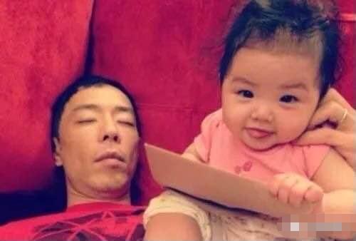 朱茵|朱茵7岁女儿长大啦！小眼睛长相受争议，被指完美避开妈妈基因