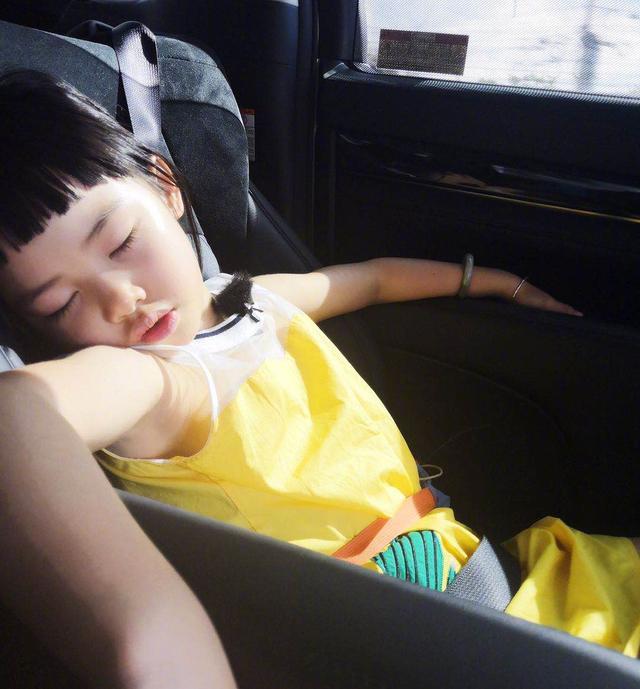 朱茵|朱茵7岁女儿长大啦！小眼睛长相受争议，被指完美避开妈妈基因