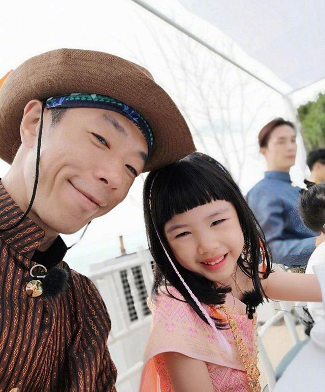 朱茵|朱茵7岁女儿长大啦！小眼睛长相受争议，被指完美避开妈妈基因