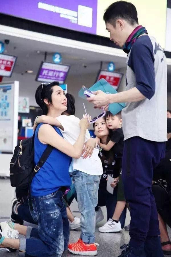 朱茵|朱茵7岁女儿长大啦！小眼睛长相受争议，被指完美避开妈妈基因