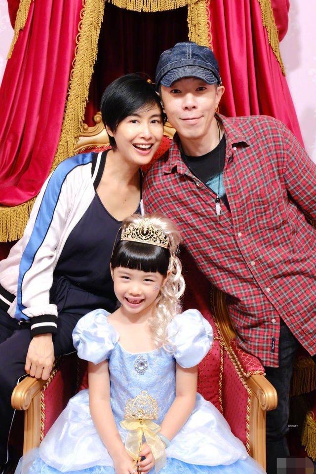 朱茵|朱茵7岁女儿长大啦！小眼睛长相受争议，被指完美避开妈妈基因