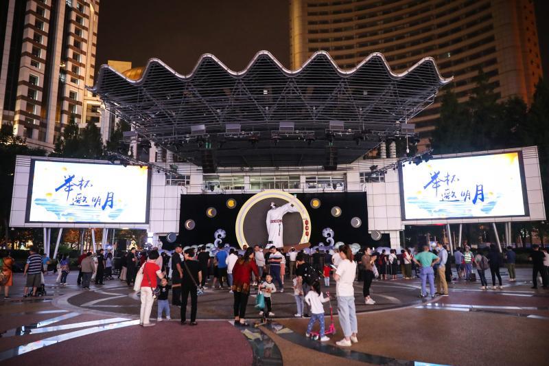 李白|5米高的“李白”现身上海南京东路，喊你来赏月……