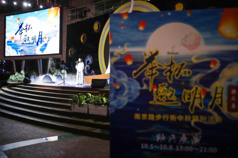 李白|5米高的“李白”现身上海南京东路，喊你来赏月……