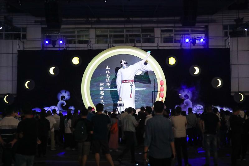 李白|5米高的“李白”现身上海南京东路，喊你来赏月……