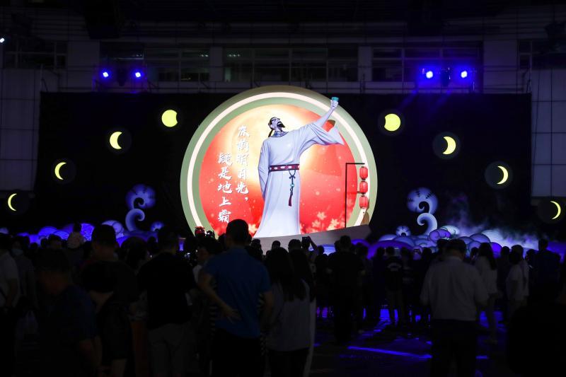 李白|5米高的“李白”现身上海南京东路，喊你来赏月……