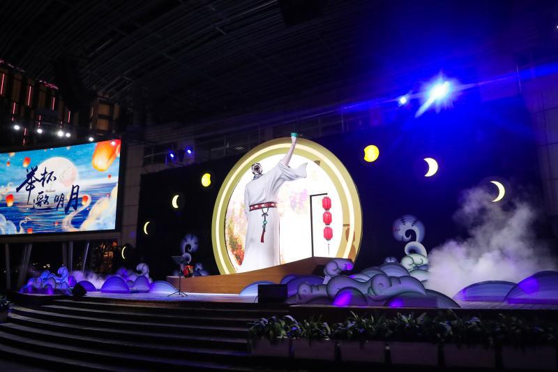 李白|5米高的“李白”现身上海南京东路，喊你来赏月……