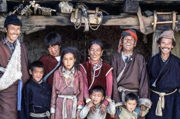 在藏族,珞巴族,门巴族这几个民族中,也一直有这种一个妻子多个丈夫的