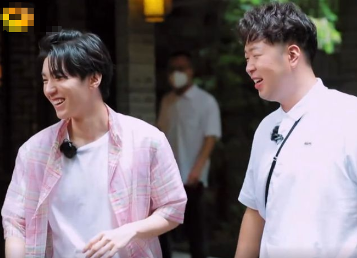 杨洋|杨洋疑似身高造假，路演穿增高鞋，和1米66女演员差距不大