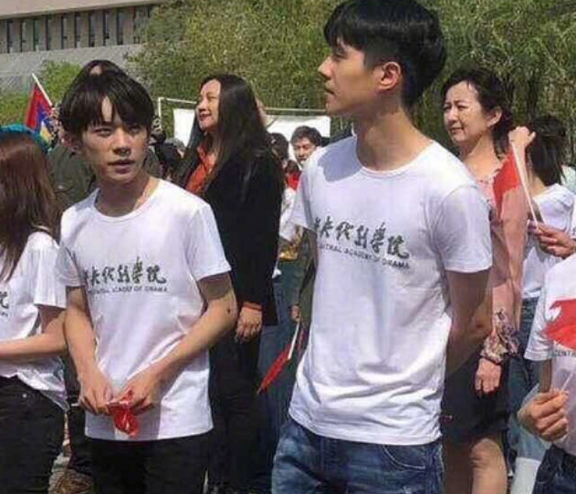 杨洋|杨洋疑似身高造假，路演穿增高鞋，和1米66女演员差距不大