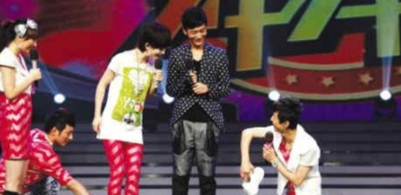 杨洋|杨洋疑似身高造假，路演穿增高鞋，和1米66女演员差距不大