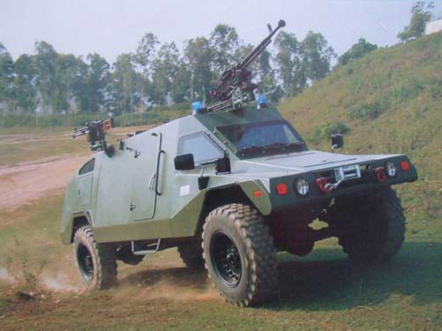 ram-2000轮式装甲车空重4.8吨,车底距地高0.53米,能够越过0.