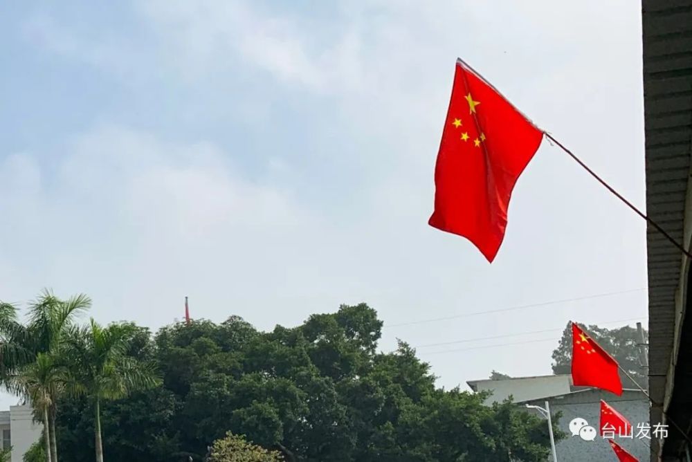 鲜红的国旗随风摇曳 鲜亮醒目 洋溢浓厚的节日气氛