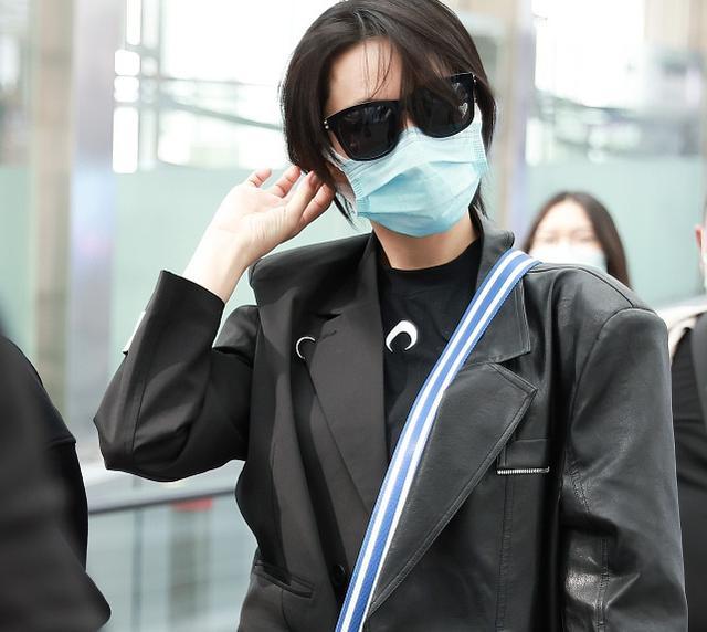 张馨予|张馨予为孕妇发声后现身机场，挎国货背包接地气，军嫂责任心爆棚