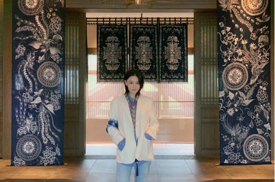 张馨予|张馨予为孕妇发声后现身机场，挎国货背包接地气，军嫂责任心爆棚