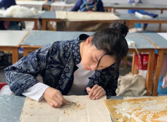 张馨予|张馨予为孕妇发声后现身机场，挎国货背包接地气，军嫂责任心爆棚