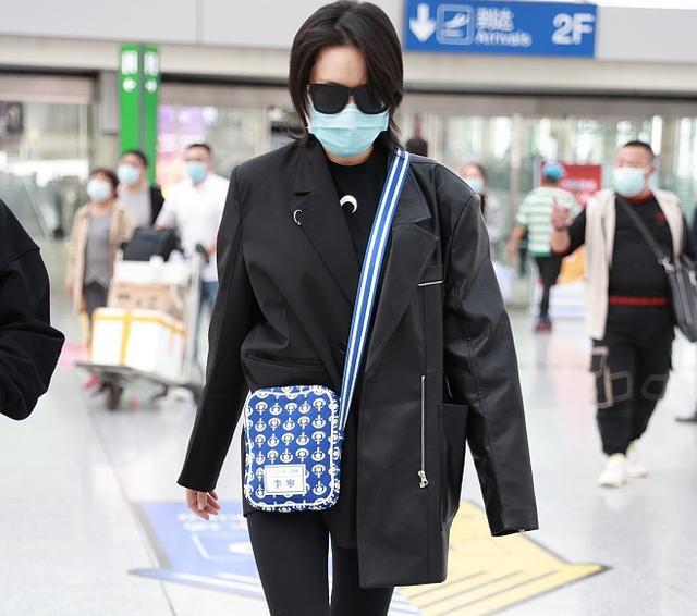 张馨予|张馨予为孕妇发声后现身机场，挎国货背包接地气，军嫂责任心爆棚