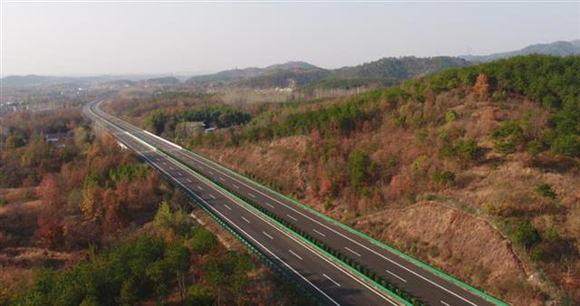 麻竹高速黄冈段1日零时通车