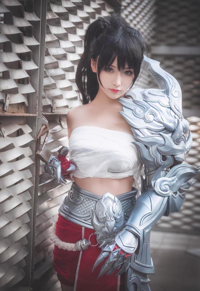 当然,cos《天谕》手游的小姐姐肯定也不止简言一人,毕竟《天谕》手游