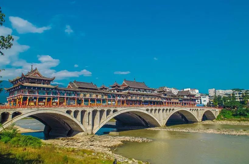 位于雨城的海子山,藏着一大片马鞭草,微风吹来,激起紫色的波浪.