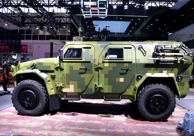 东风猛士装甲车现身重38吨造型霸道凯雷德只能靠边站