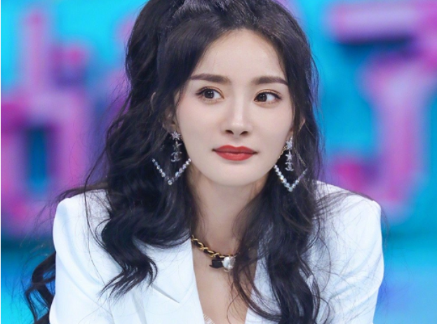 杨幂晒针灸自拍头顶插四针却被朋友调侃是信号增强狐