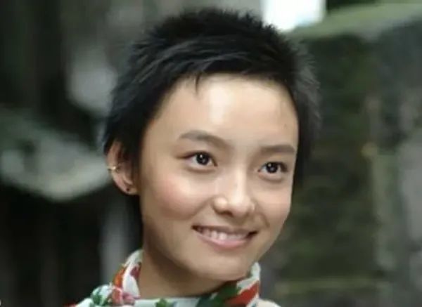 剧《半路夫妻》中饰演孙红雷的女儿管阳阳▼#和谭松韵是同班同学不过