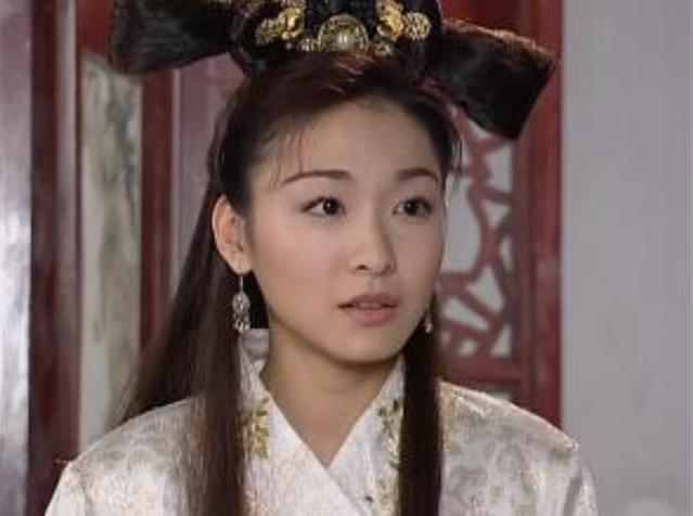 更是让人眼前一亮,弯弯的远山眉,一双眼睛虽然不大,但是却如剪水秋瞳