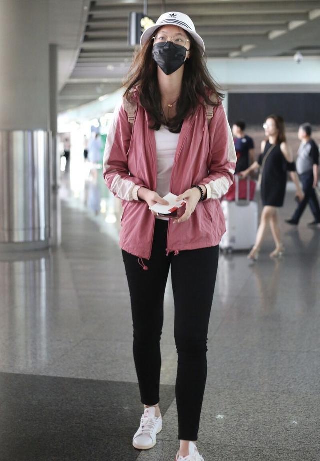 女排健将惠若琪颜值高身材好,穿运动装走机场,192cm身高真羡慕_腾讯