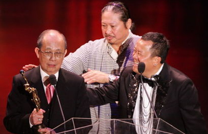 老戏骨|恭喜！86岁老戏骨承认新恋情，5年前经历丧妻之痛，直言不需遮掩