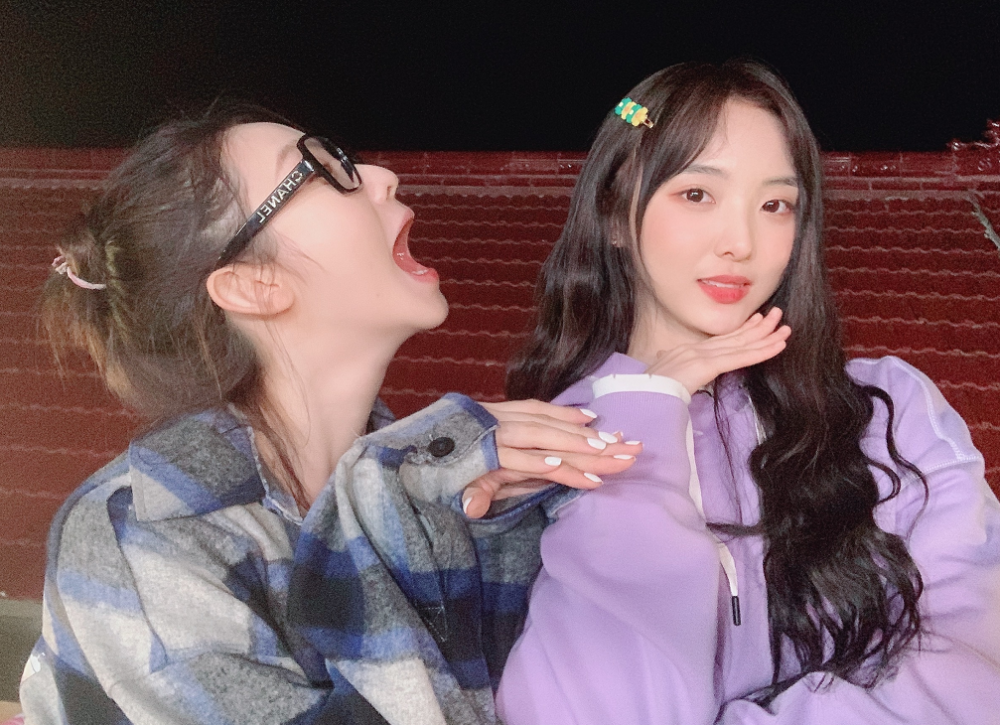 希林娜依高带郑乃馨逛北京看清合照的小动作这个我真学不来