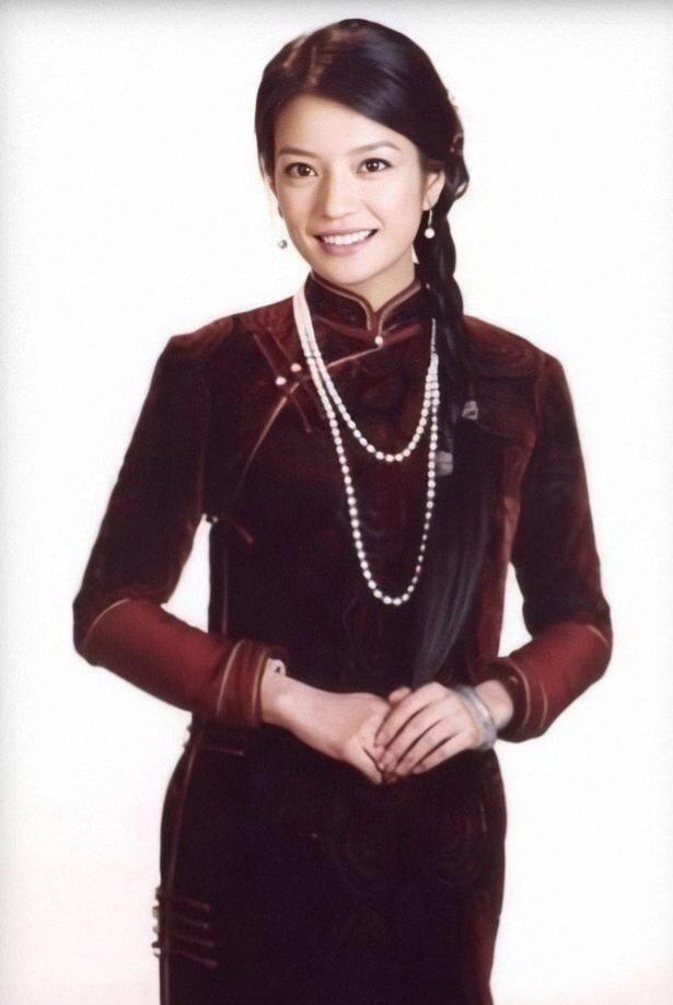 "小燕子"赵薇,穿搭风格竟能让人如此喜欢,旗袍穿搭也不甘示弱