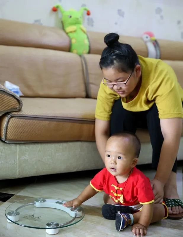 在外工作的爸爸回来的频率也变高了,家庭的幸福指数一下子高了起来