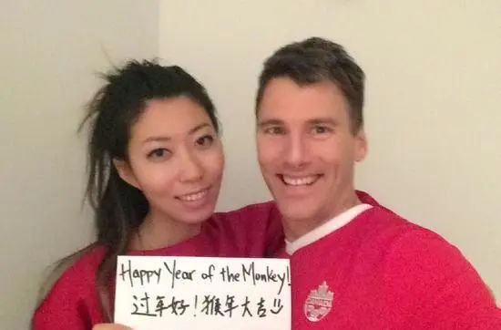 曲婉婷|曲婉婷迷之操作，一边喊话“英雄”母亲，一边纪念金斯伯格