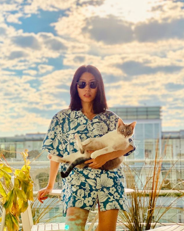 曲婉婷|曲婉婷迷之操作，一边喊话“英雄”母亲，一边纪念金斯伯格