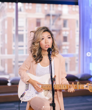 曲婉婷|曲婉婷迷之操作，一边喊话“英雄”母亲，一边纪念金斯伯格